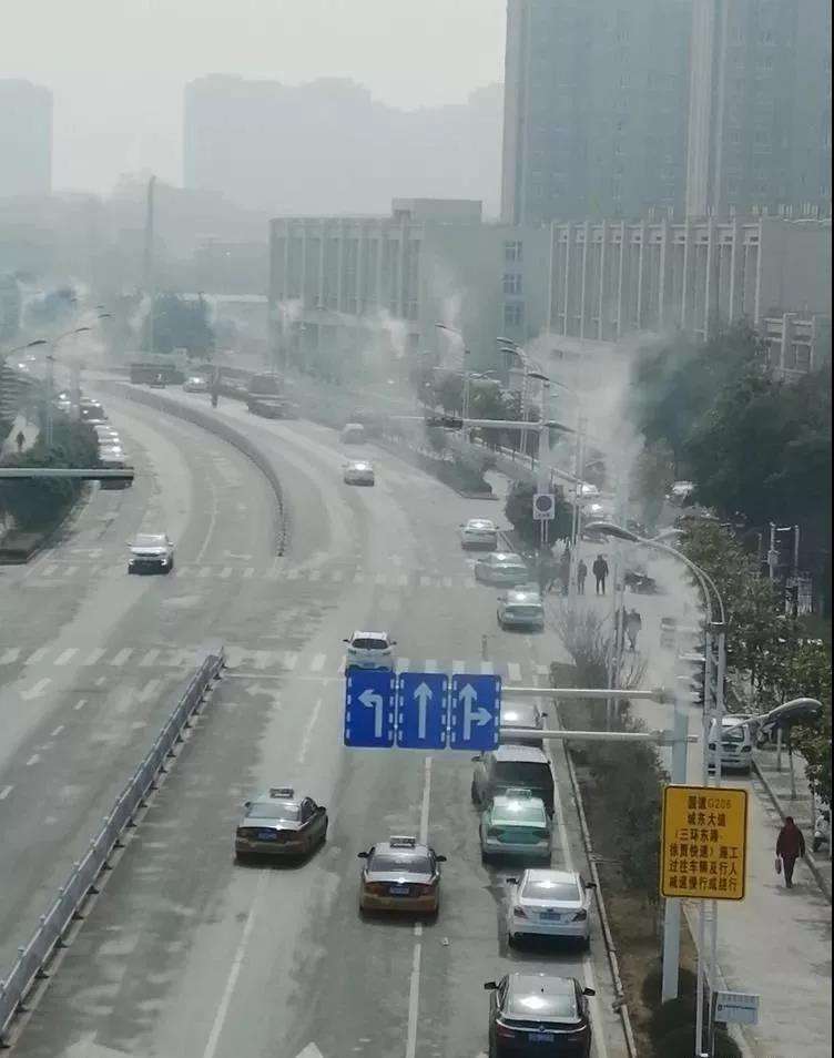 徐州經(jīng)開區(qū)的鯤鵬路智能路燈桿噴霧除塵
